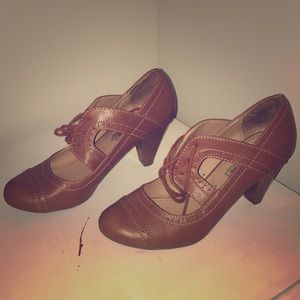 Cute cute retro style American Eagle heels!